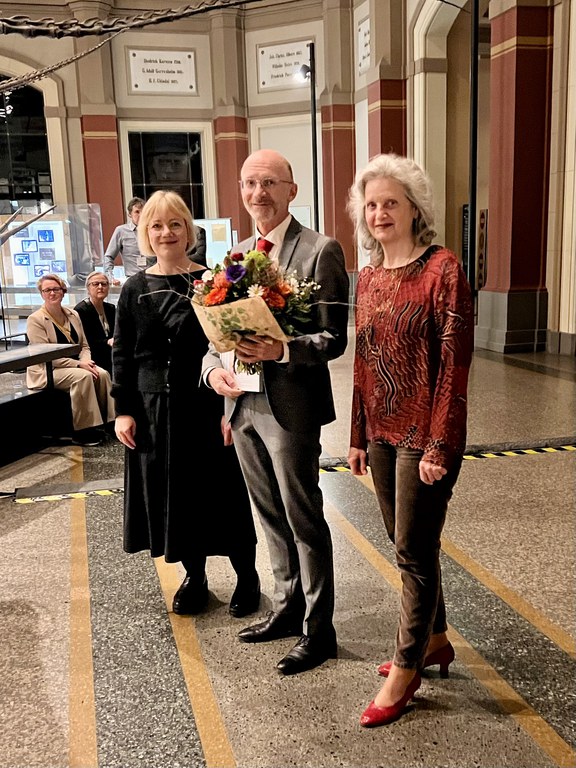 Preisträger Nikolaus Nützel mit Prof. Anne Rahn (Laudatorin) und Prof. Ingrid Mühlhauser (Leitung der Jury)
